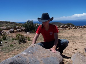 Alexander Gottwald führt die Verankerung der Pingala Nadi in einem Felsen auf der Isla del Sol durch