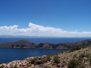 Blick vom Platz der Verankerung der Pingala Nadi der Erde über Isla del Sol und Titicacasee